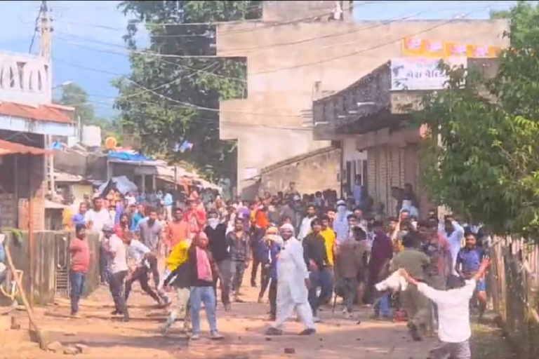 Heavy stone pelting on Bajrang Dal's Yatra in Gujarat's Narmada district, police reached the spot and took charge.