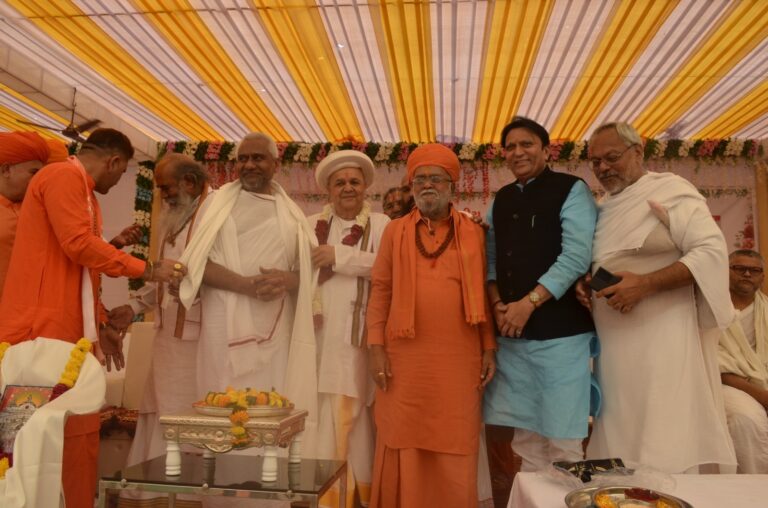 Sant Samelan: Sant Sammelan organized in the presence of Cabinet Minister on the occasion of Jain Maharaj Incarnation Day at Magarwada in Vadgam Taluka.