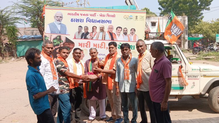 Kheda: Meri Mitti Mera Desh Amrit Kalash Yatra in the presence of MLA Yogendrasinh Parmar in Thasra