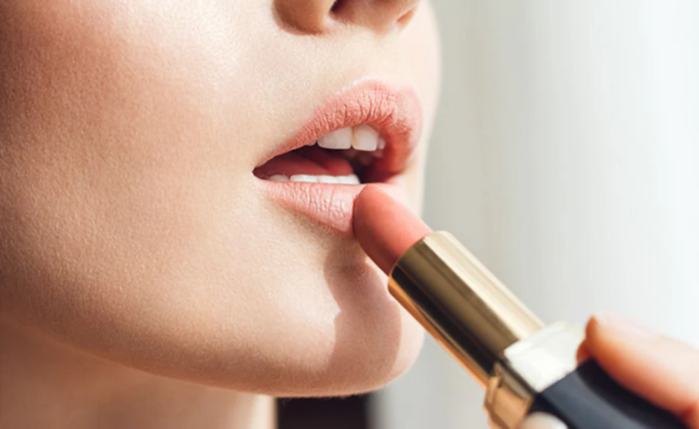 Fourth to do this, apply lipstick according to your skin tone, your beauty will increase.