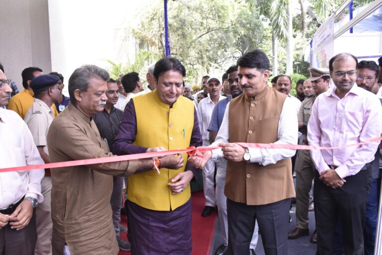 Banaskantha: "Vibrant Gujarat- Vibrant Banaskantha" Summit was held at Palanpur under the chairmanship of Assembly Speaker Shankarbhai Chaudhary.