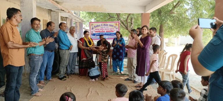 Diyodar: Deodar School No-2 held a farewell ceremony for the retiring teacher.