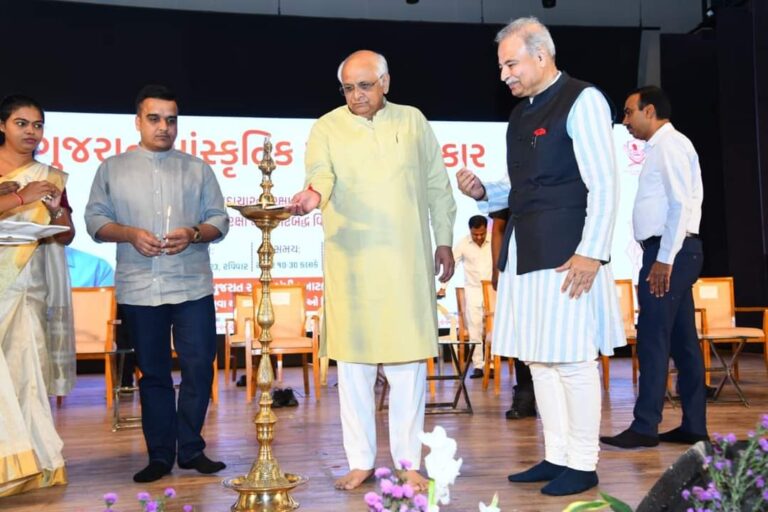 The Chief Minister gave awards to 8 individuals from different fields who have contributed to culture, morality and social values.