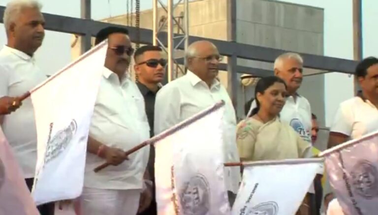 On the birth anniversary of Sardar Vallabhbhai Patel in Ahmedabad, Gujarat Chief Minister gave green flag to 'Run for Unity'