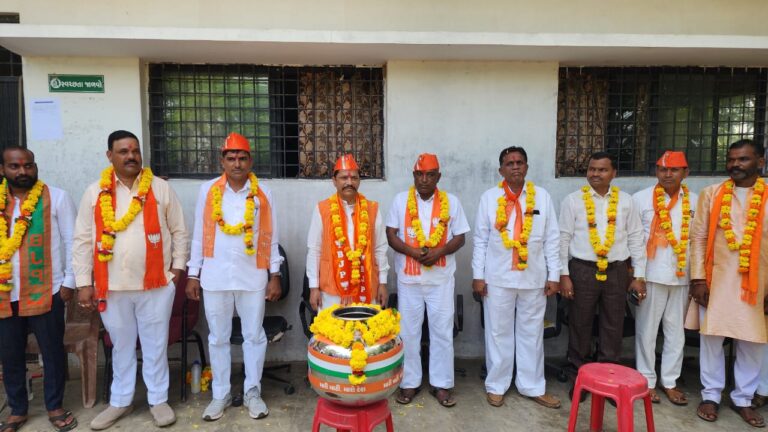 Dahod: Under the Meri Mati Mera Desh Abhiyan, Amrit Kalash Yatra was started from Sukhsar of Fatepura taluka by Fatepura MLA Rameshbhai Katara.