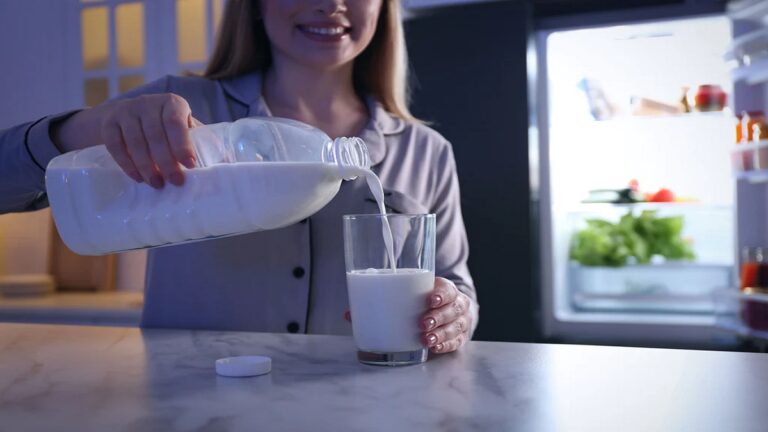 At what time in the morning or at night does the body benefit from drinking milk? Know this important thing!