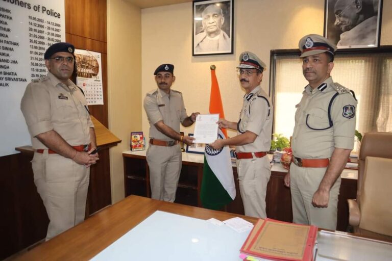 Appreciating the brave police constables of Ahmedabad, Commissioner of Police Shri