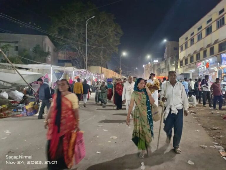 Junagadh Girnar lili parikrama was inaugurated by Mayor Gitaben Parmar by cutting the ribbon