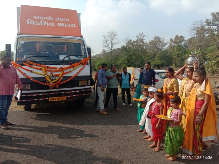 Villagers of Maldha and Jamkui villages of Mandvi taluk giving a grand welcome to the Chariot of the Developed Bharat Sankalp Yatra: