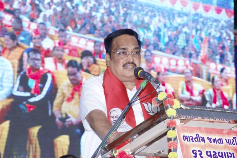 State President CR Patilji congratulated the workers in the Sneh Milan program of Vadwan Vigha Sabha.