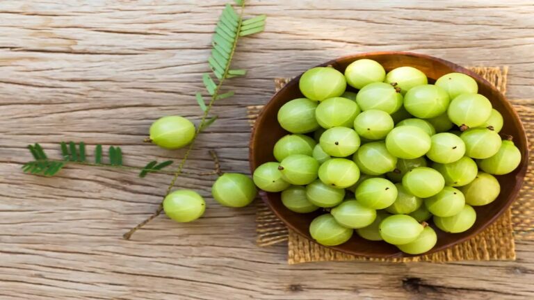 Amla is considered a winter superfood, know the right way to eat it, include it in your diet like this.