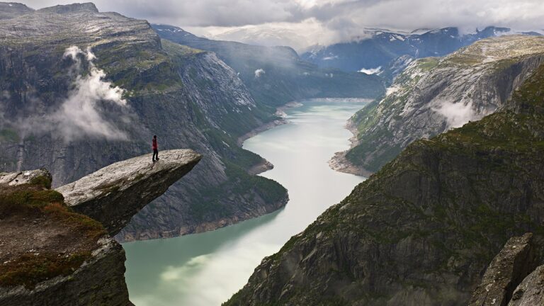 This rock is at a height of 3000 feet, it is the most beautiful view in the world, it will give you a different world experience!