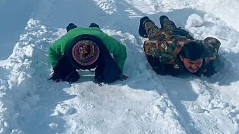 Woman did pushup with soldier, showed strength in -16 degree Celsius temperature, people started praising her!