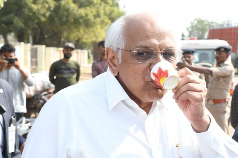 Chief Minister Bhupendra Patel enjoyed drinking tea while standing on the road like ordinary citizens