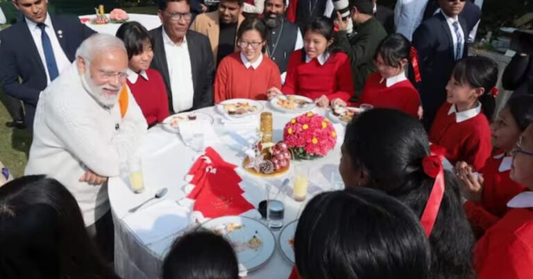 Young students meet Prime Minister Narendra Modi, wish him Christmas-New Year