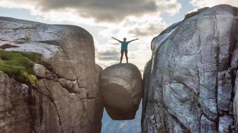 The most dangerous rock in the world, trapped between two rocks at a height of 3200 feet, only the brave can set foot on it.