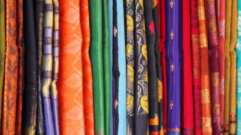 Instead of throwing away an old saree, reuse it like this, your home will get a new look