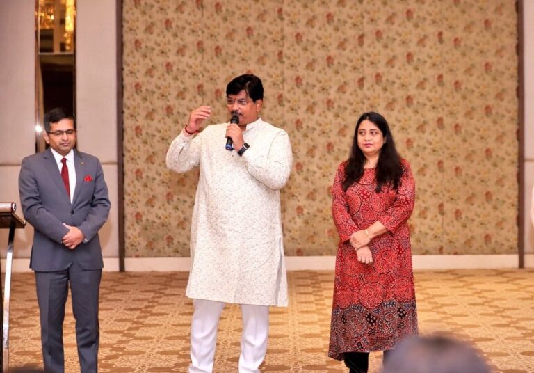 A unique effort by Vejalpur MLA Amit Thakar in Ahmedabad, Asha worker sisters were treated to a group meal at a 5 star hotel.