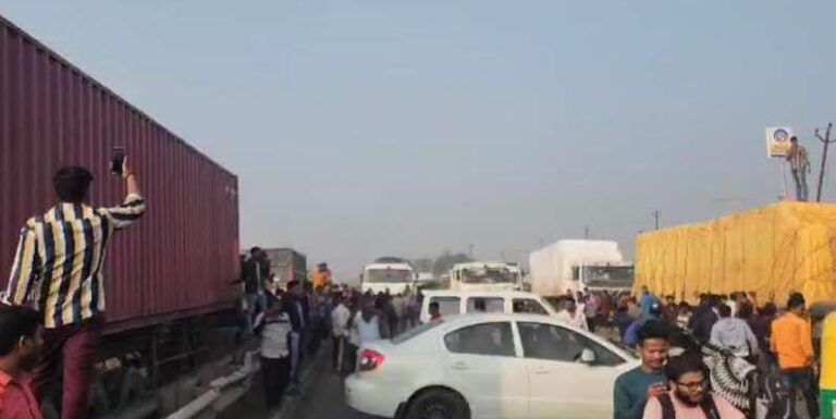 Truck drivers staged a bio against the government, parked the truck on the highway, chakkajam; Do this demand