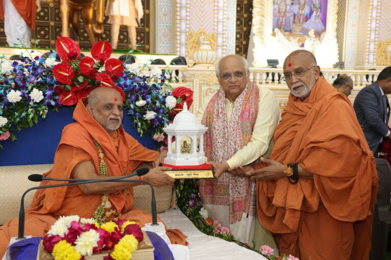 SGVP Organized Ex. Chief Minister attended the closing ceremony of Purani Swami Smriti Mohotsav