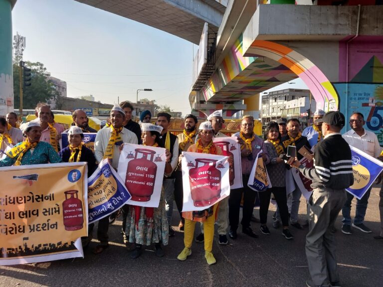 Protest by AAP leaders in Ahmedabad, Surat, Junagadh, Bhavnagar