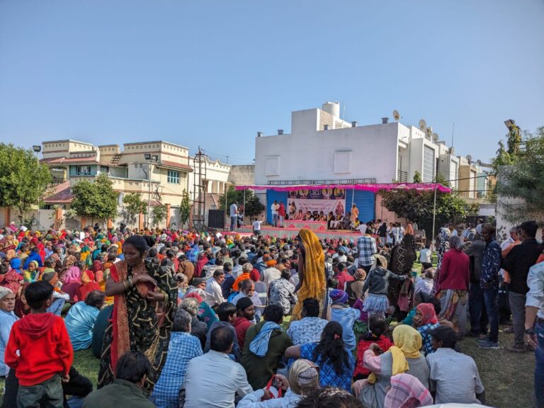 A meeting for homeless people organized by AAP at Mehsana, thousands of people turned up.