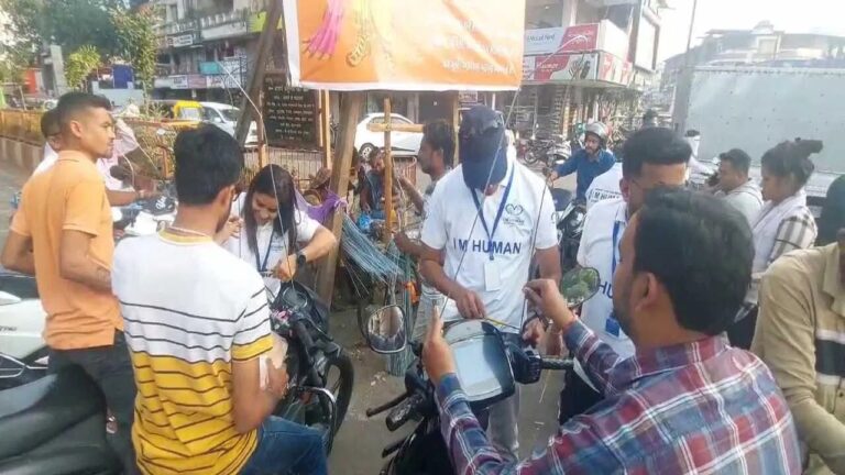 For the fun of Uttarayan, for the purpose of not being punished, safety guards were distributed free of cost in Bardoli for the safety of vehicle drivers