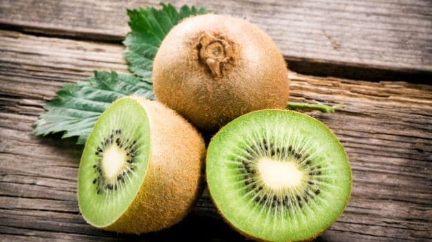 Kiwi Benefits : સ્વાસ્થ્ય સુધારવાની સાથે કીવી ત્વચાને સુધારે છે, આ 5 કારણોથી તમારે તેને તમારા આહારનો ભાગ પણ બનાવવો જોઈએ.