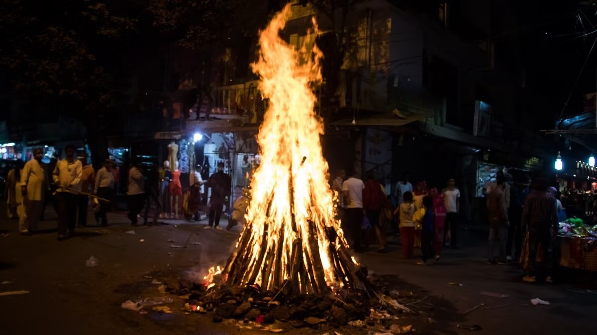 Holi 2024: હોળીકા દહનની અગ્નિમાં આ વસ્તુઓ કરો અર્પણ, પિતૃદોષ થશે દૂર 