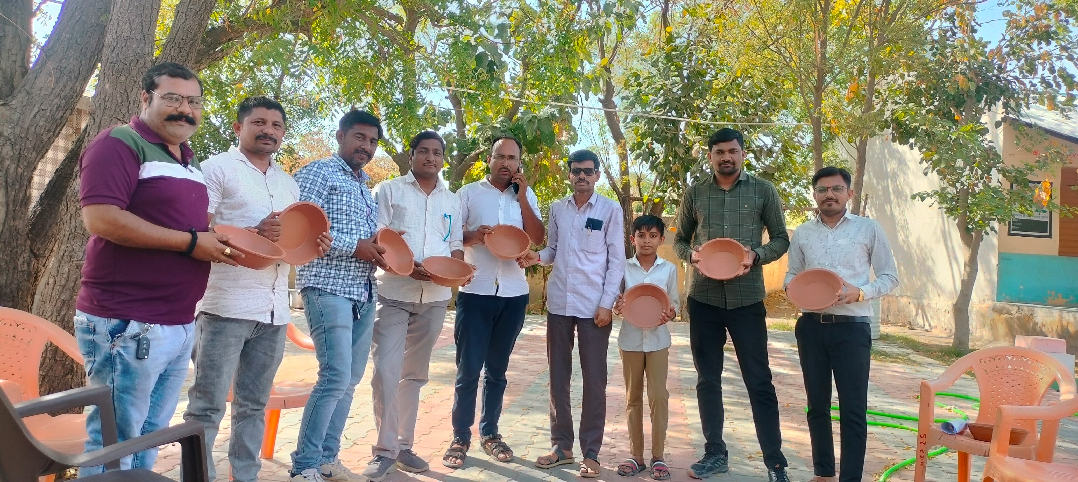 Clay pot Distribution : બનાસકાંઠા જિલ્લા પ્રાથમિક શિક્ષક સંઘ દ્વારા જીવદયા અભિયાન અંતર્ગત શાળાઓમાં 10,000 થી વધારે માટીના કુંડાનું વિતરણ કરવામાં આવ્યુ