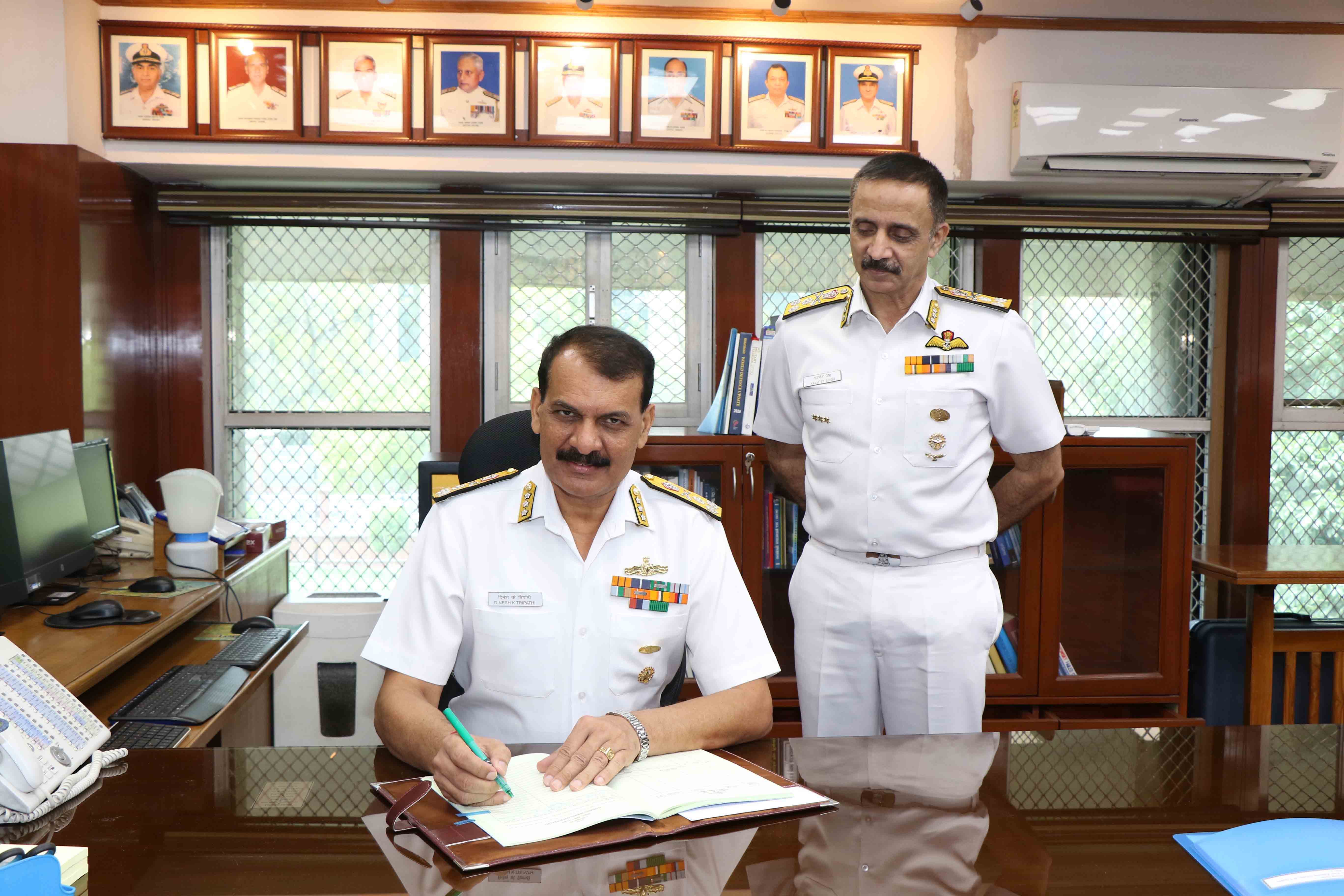 Indian Navy : આ જાંબાઝ બન્યા ભારતીય નૌસેનાના ચીફ, સાંભળ્યો કાર્યભાર