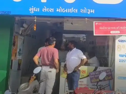 Gujarat News: પોલીસ ના નાક સામે થી વેપારીનું બાઇક ઉઠાવી લેવાયુ