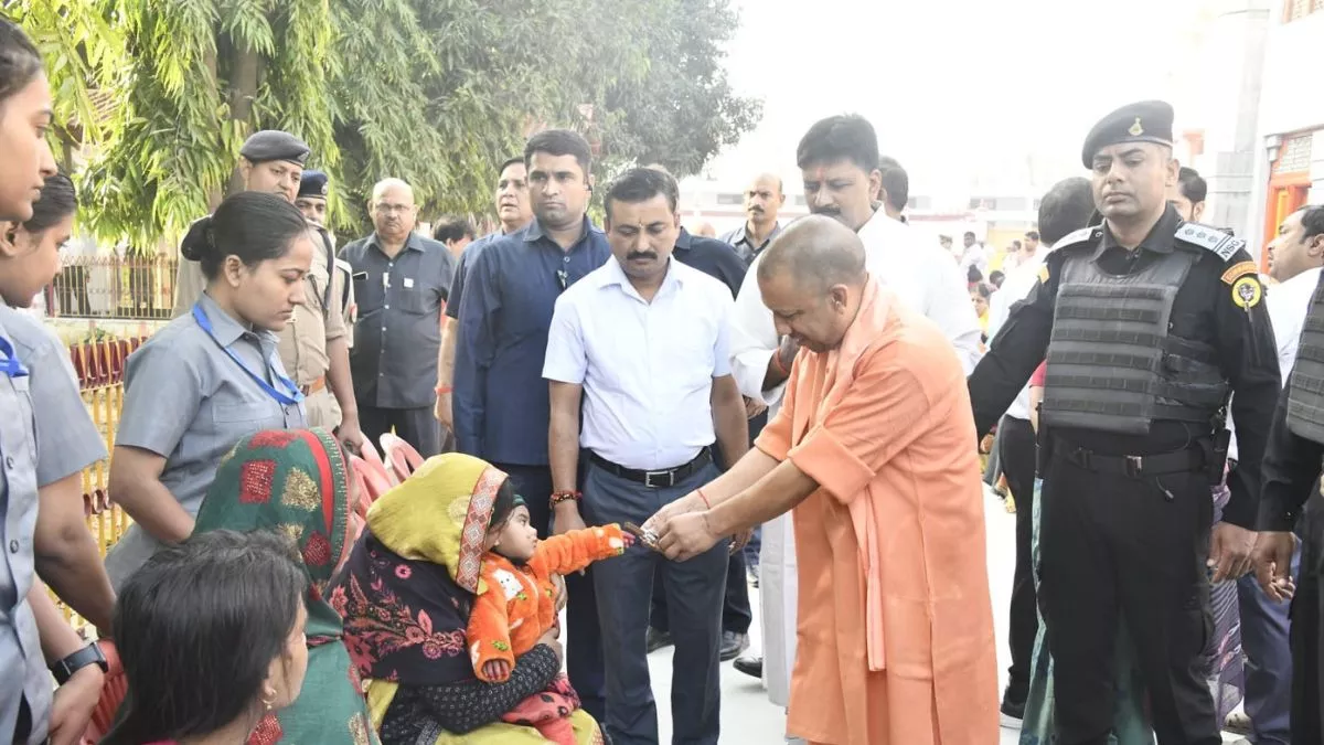 CM Yogi: CM યોગી આદિત્યનાથે બાળકો પર વરસાવ્યો પ્રેમ, આપ્યા આશીર્વાદ