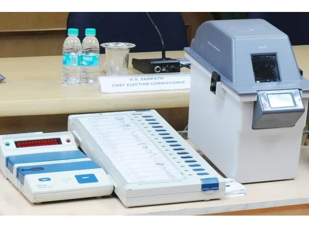 Lok Sabha Elections 2024: સુપ્રીમ કોર્ટે ગરબડને કારણે EVM પર લગાવ્યો પ્રતિબંધ? ચૂંટણી પંચે જણાવ્યું તેની પાછળનું સત્ય