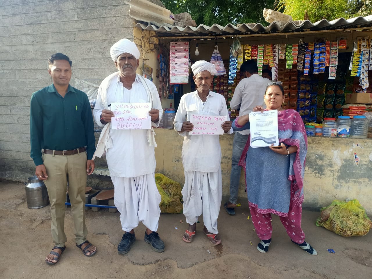 Loksabha Election: ગ્રામીણ વિસ્તારોમાં મતદાન વધારવા માટે દૂધ મંડળીઓમાં આવતા પશુપાલકોને મતદાન વિશે જાગૃત કરવામાં આવ્યા