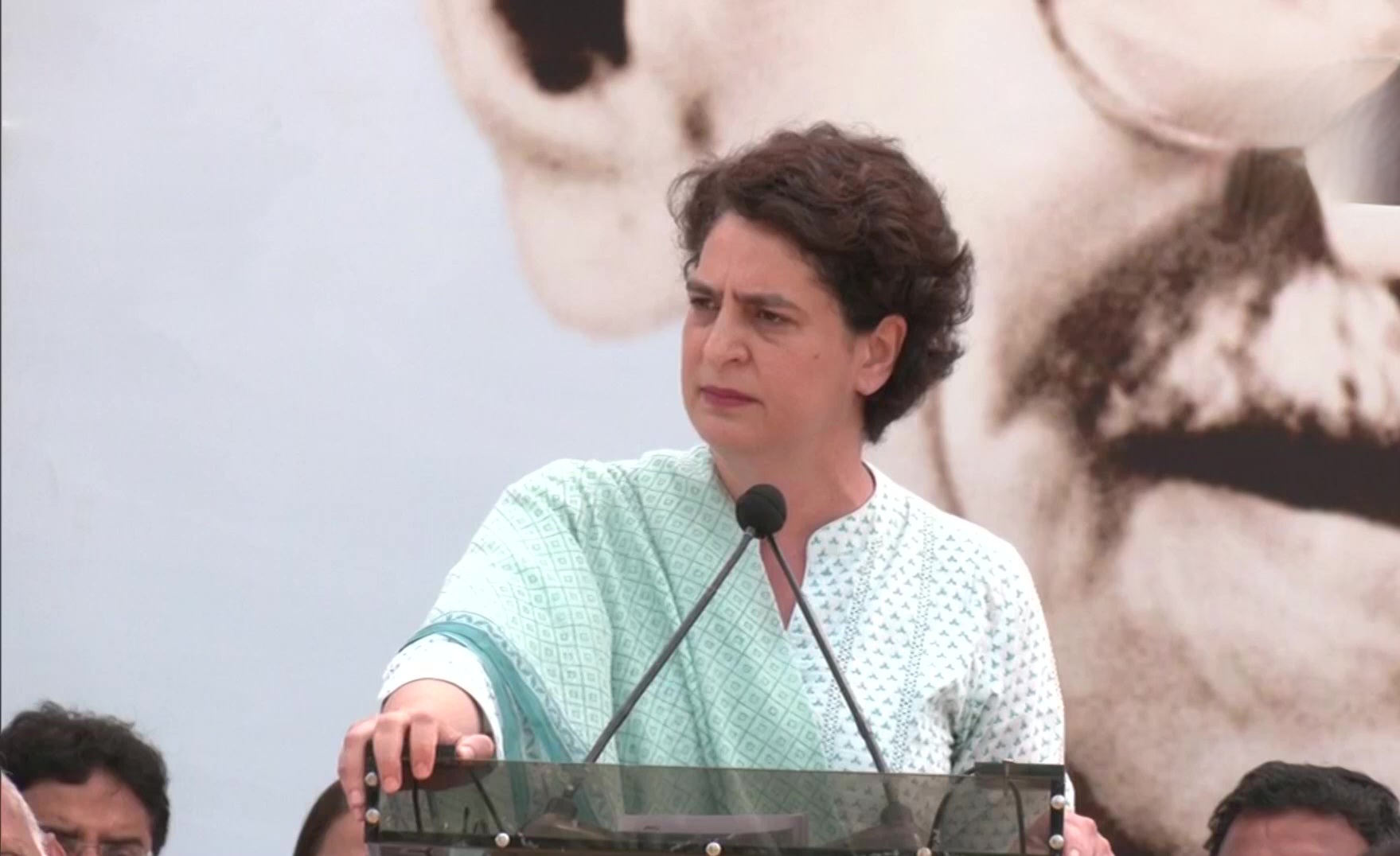 Priyanka Gandhi: પ્રિયંકા ગાંધીએ કર્યો અંબાણી પર પલટવાર, જાણો શું કહ્યું અદાણીએ