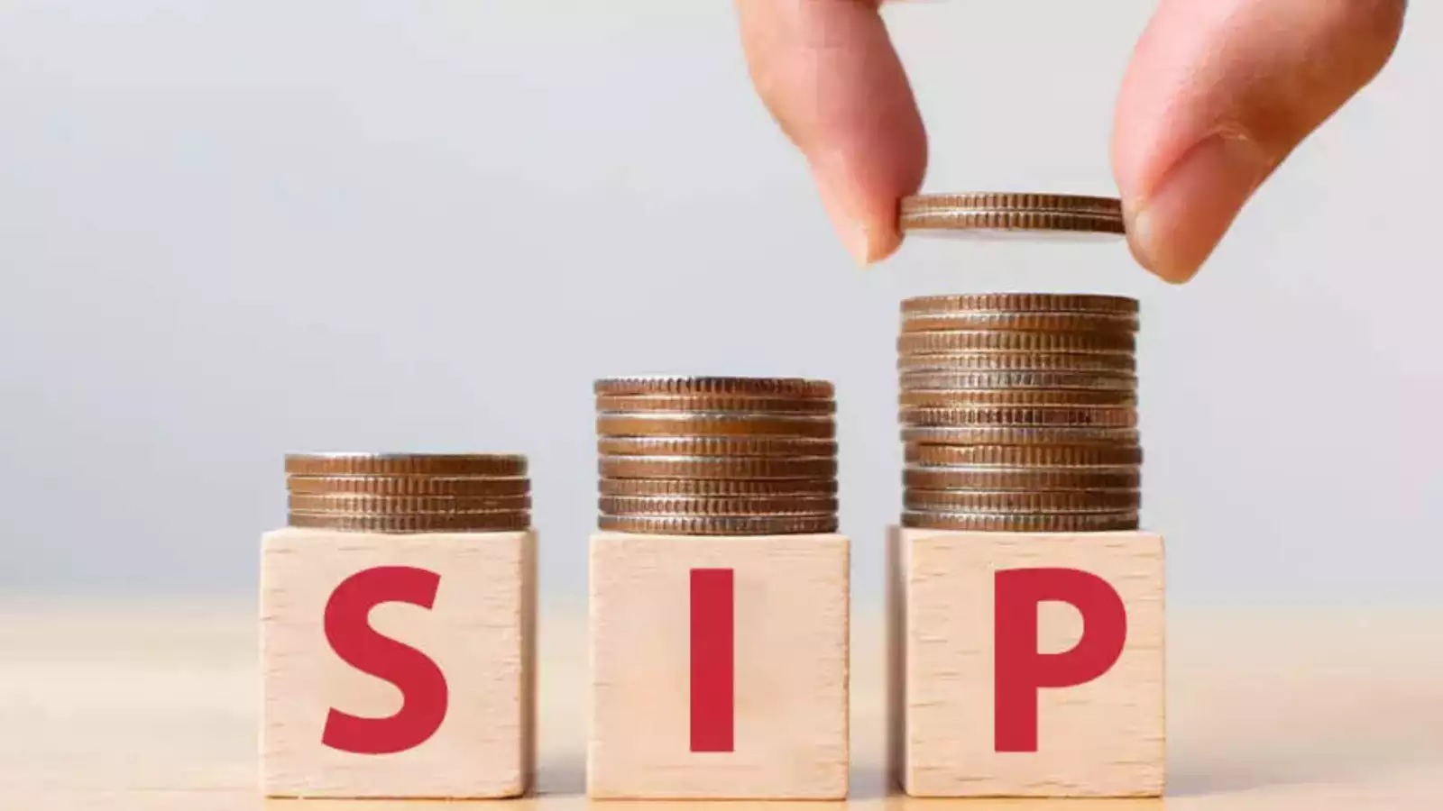 Top 5 Sip Mutual Funds : ઓછા સમયમાં જોઈએ છે વધુ પૈસા તો કરો આ ફંડ માં રોકાણ, જાણો કેટલું મળશે રિટર્ન