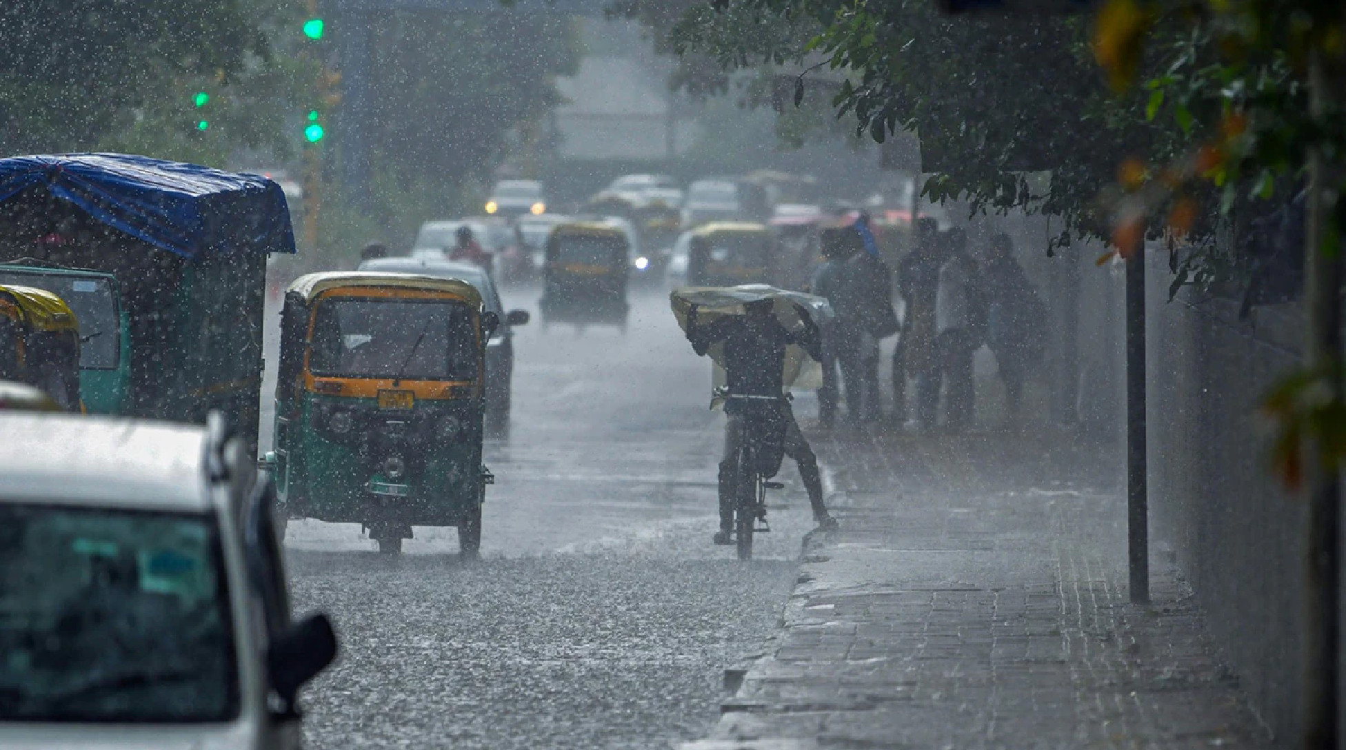 Mumbai Weather: મુંબઈમાં વરસાદના કારણે વાતાવરણ બન્યું ખુશનુમા, ગરમીથી લોકોને મળ્યો છુટકારો