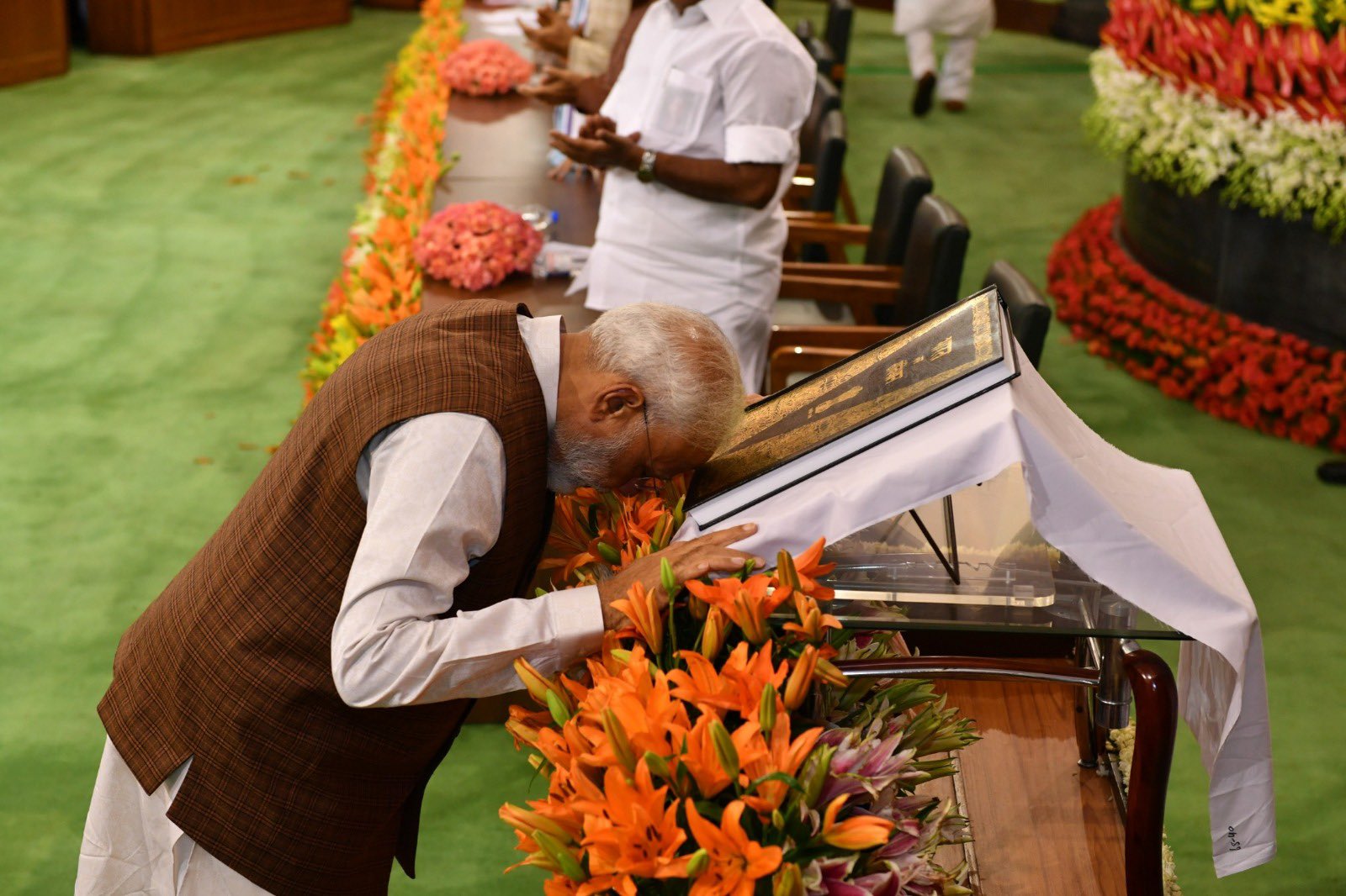 NDA Meet: PM મોદીએ NDAની બેઠકમાં સંવિધાનને નમન કર્યું, 9 જૂને ત્રીજી વખત પીએમ તરીકે લેશે શપથ