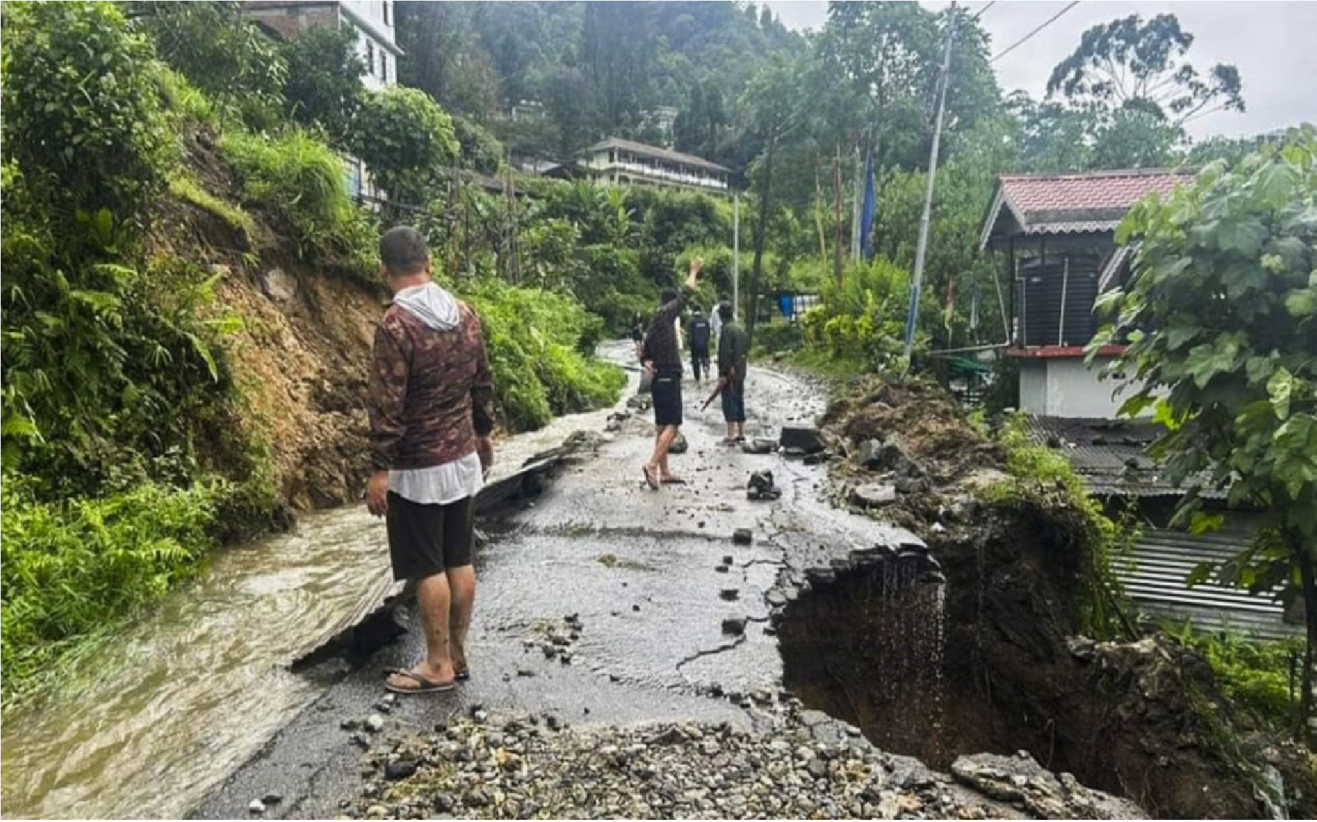 Sikkim: સિક્કિમમાં વરસાદ અને ભૂસ્ખલનથી સ્થિતિ વણસી, હજારો પ્રવાસીઓને એરલિફ્ટ કરવાની તૈયારી પણ હવામાને બગડ્યો ખેલ