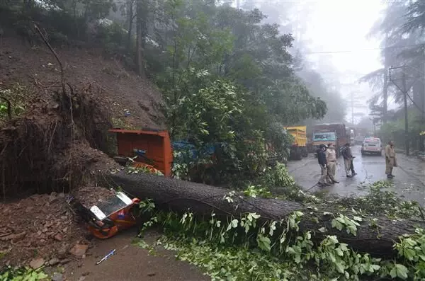 Himachal Pradesh : હિમાચલમાં વરસાદએ મચાવી તબાહી, કાટમાળ નીચે અનેક વાહનો દટાયા