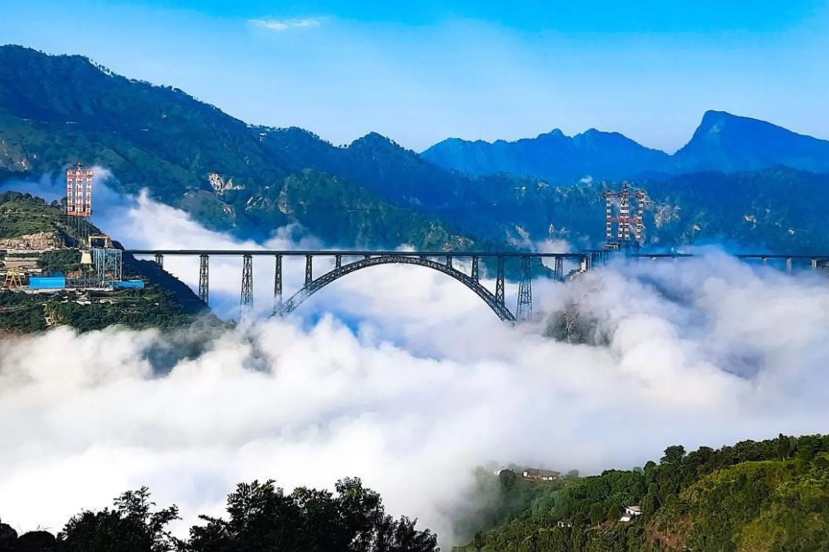 Chenab Railway Bridge : ભારતીય રેલ્વેએ વિશ્વના સૌથી ઊંચા 'ચેનાબ રેલ બ્રિજ'નું સફળ ટ્રાયલ કર્યું, જાણો શું છે આ બ્રિજની ખાસિયત?