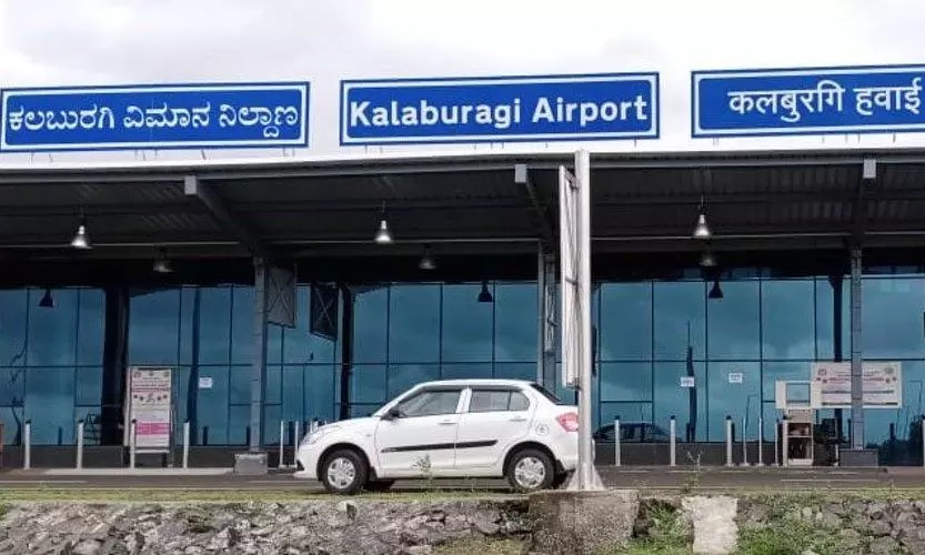 Kalaburagi Airport Bomb Threat: હવે કલાબુર્ગી એરપોર્ટને મળી બોમ્બથી ઉડાવી દેવાની ધમકી, પ્લેનમાંથી મુસાફરોને ઉતારવામાં આવ્યા