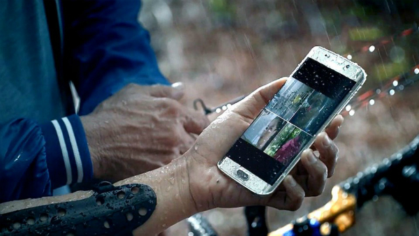 Smartphone Monsoon Tips: ચોમાસાની સીઝનમાં તમારા સ્માર્ટફોનની રાખો ખાસ કાળજી