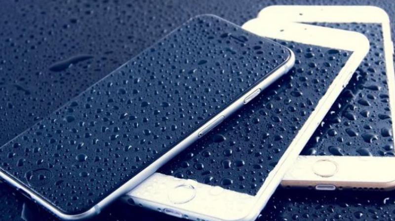 Smartphone Monsoon Tips: ચોમાસાની સીઝનમાં તમારા સ્માર્ટફોનની રાખો ખાસ કાળજી