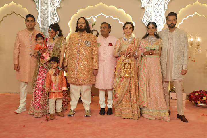 Anant Ambani Wedding: અનંત અંબાણી ચડ્યા ઘોડીએ, જાન લઈને પહોંચ્યો અંબાણી પરિવાર, જુઓ ફોટોઝ