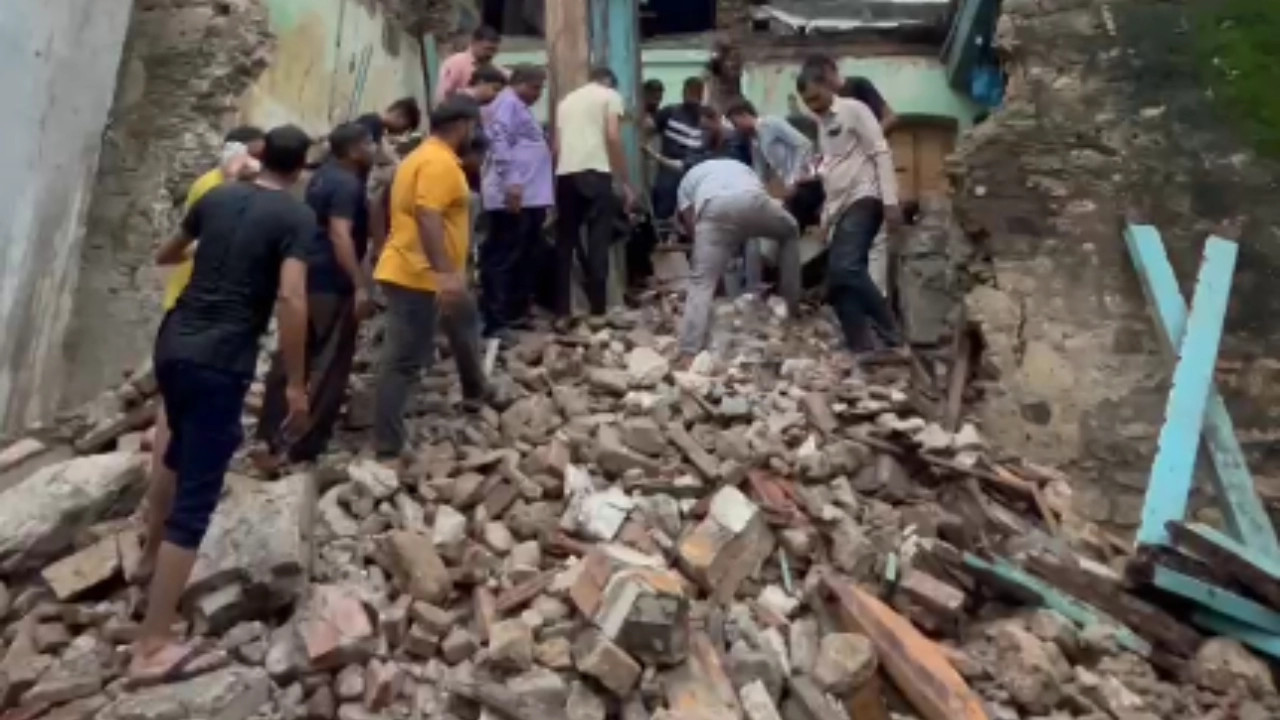 Dwarka Building Collapsed: ગુજરાતમાં વરસાદે ચારે કોર મચાવી ભારે તબાહી, ત્રણ માળની ઇમારત ધરાશાયી બે ના મોત