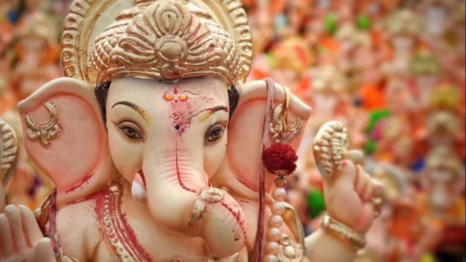 Ganesh Chaturthi 2024 : જો તમે ઘરમાં ભગવાન ગણેશની સ્થાપના કરી રહ્યા છો, તો પૂજા માટે આ સામગ્રીઓ એકત્રિત કરો.