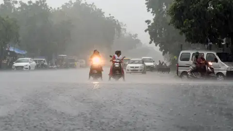 Gujarat Weather: હજુ મેઘરાજા સટાસટી બોલાવશે, આગામી 48 કલાકમાં મેઘતાંડવનો ભય આ જિલ્લાઓમાં અપાયુ રેડ એલર્ટ