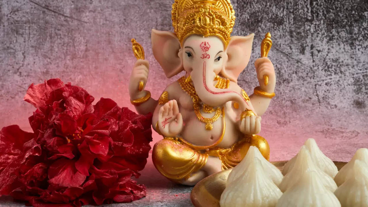 Ganesh Chaturthi WhatsApp Status : ગણેશ ચતુર્થીના અવસર પર શેર કરો આ કોટ્સ અને શુભેચ્છા